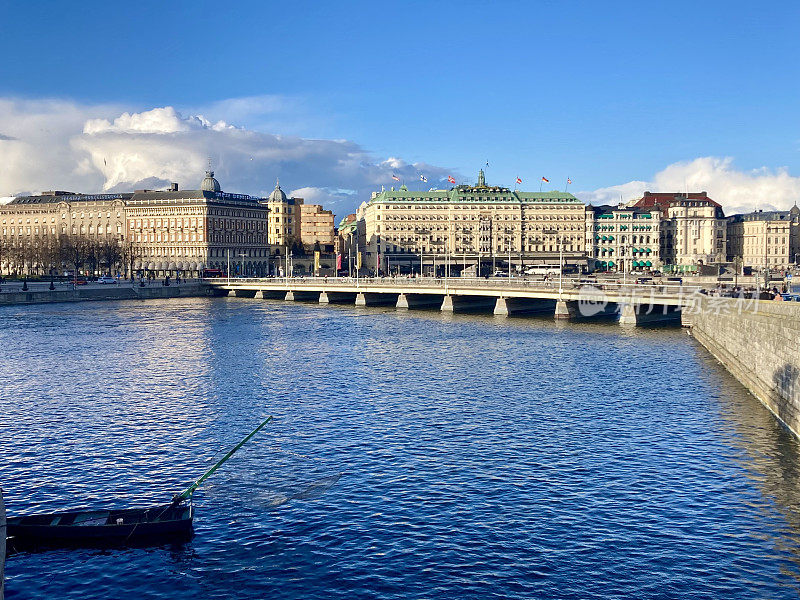 瑞典-斯德哥尔摩-从Gamla Stan(老城区)俯瞰Strömkajen码头和Strömbron大桥